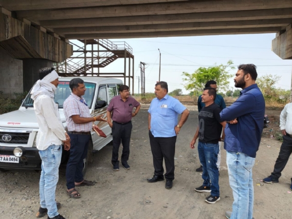 महापौर श्रीचंद तेजवाणी यांची पोद्दार शाळेजवळील बंद असलेल्या डांबरीकरण रस्त्याच्या कामाची पाहणी; तात्काळ काम सुरू करण्याचे निर्देश