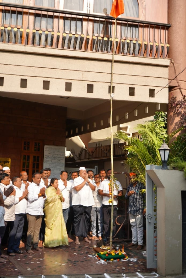 ना. मुश्रीफ आपल्या गुढीचे पूजन करताना