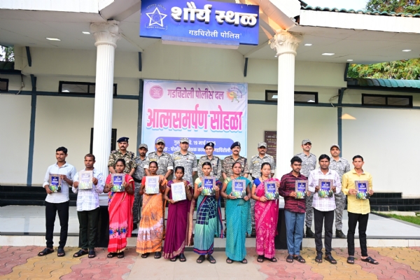 आत्मसमर्पण केलेल्या माओवादी सोबत पोलीस अधिकारी