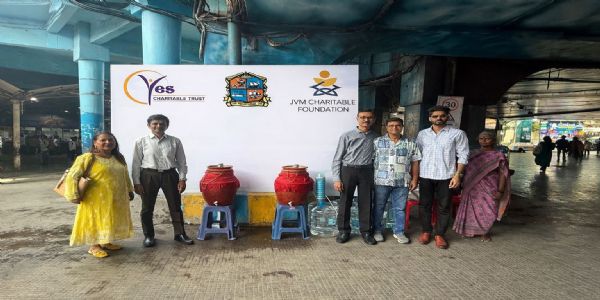 गुढीपाडव्याच्या निमित्ताने ठाणे रेल्वे स्थानकाच्या प्लॅटफॉर्मवर मोफत बिसलेरी पाण्याची सुविधा