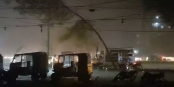 कराची शहरात मुसळधार पाऊस, वादळामुळे १९ जणांचा मृत्यू