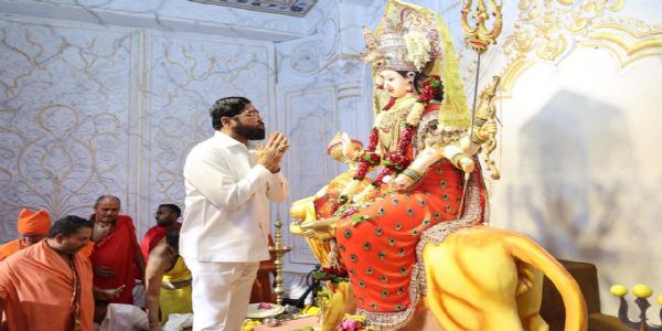 ठाणे - उपमुख्यमंत्री एकनाथ शिंदे यांनी सहकुटुंब केली देवीची पूजा