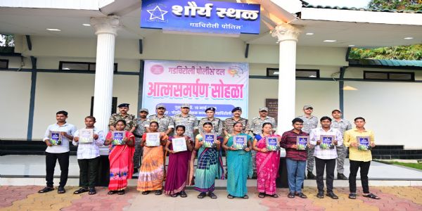 गडचिरोलीत ११ जहाल माओवाद्यांचे आत्मसमर्पण, ६८ लाखांचे होते बक्षीस