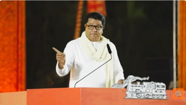 मुंबईतील शिवतीर्थ मैदानावर बोलताना राज ठाकरे