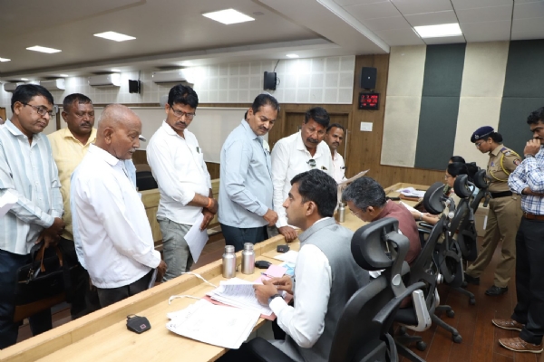 जिल्हाधिकारी कार्यालयात लोकशाही दिन