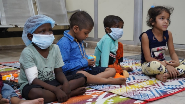 थॅलेसेमियाग्रस्त मुलं थॅलेसेमियाग्रस्त मुलं