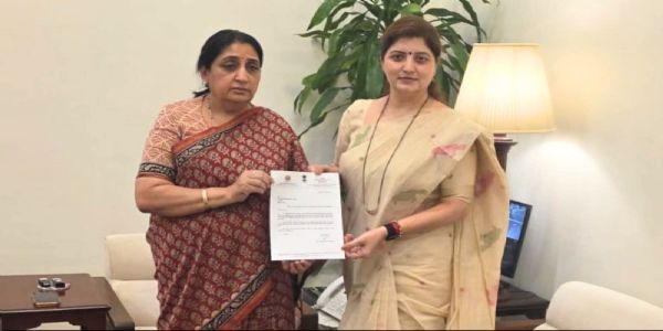 अशोक खरात प्रकरणी रुपाली चाकणकरांनी दिला राजीनामा