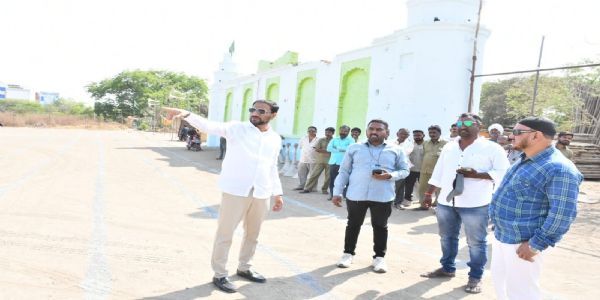 रमजान ईदच्या पार्श्वभूमीवर महापौर सय्यद इकबाल यांची ईदगाह मैदानाची पाहणी
