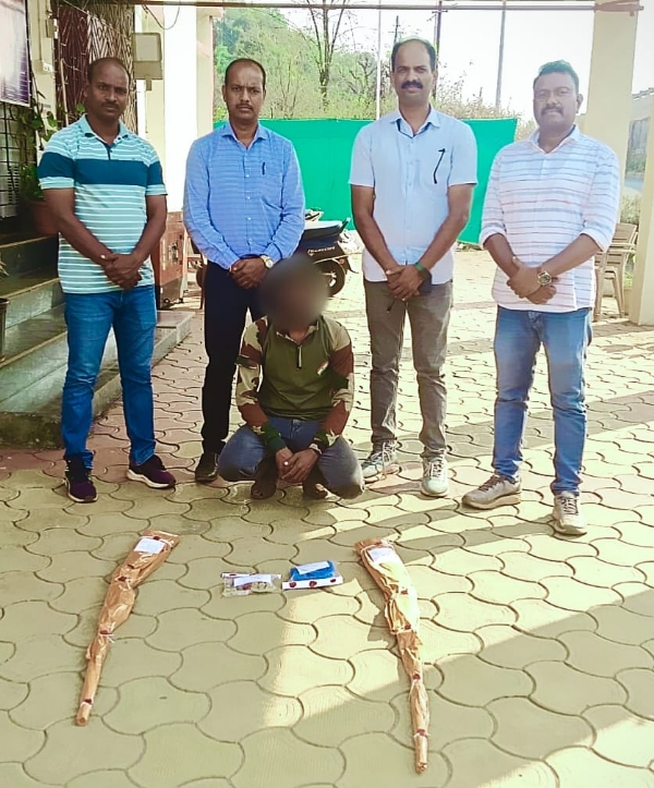 अवैधरीत्या बंदूक बाळगणाऱ्यासह पोलिसांचे पथक