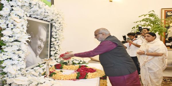 उपराष्ट्रपतींनी उपमुख्यमंत्री सुनेत्रा पवार यांची घेतली सांत्वनपर भेट