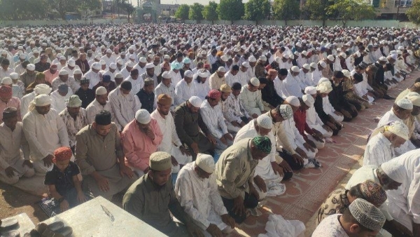 अमरावतीत रमजान ईद उत्साहात; ईदगाह मैदानावर हजारोंची सामूहिक नमाज अमरावतीत रमजान ईद उत्साहात; ईदगाह मैदानावर हजारोंची सामूहिक नमाज