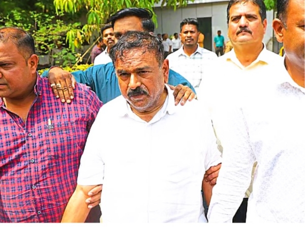 अशोक खरातला अटक करून नेताना पोलिस अशोक खरातला अटक करून नेताना पोलिस