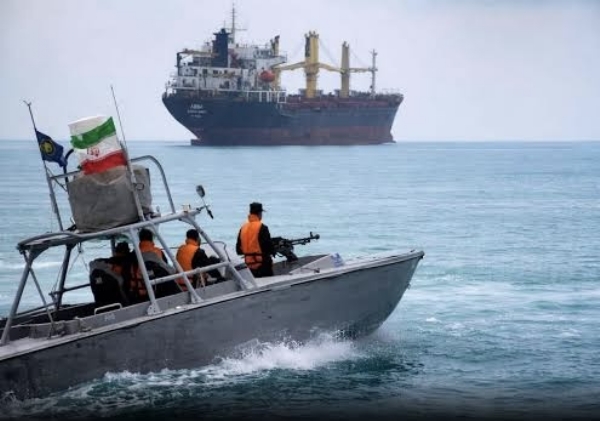 इराणकडून होर्मुजच्या सामुद्रधुनीतून जाणाऱ्या जहाजांवर २० लाख डॉलर्स शुल्क लागू