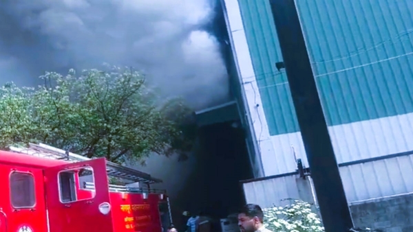 नागपूरच्या भांडेवाडी बीडगावमध्ये आग विझवताना अग्निशमन विभागाचे कर्मचारी