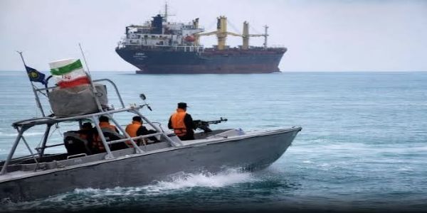 होर्मुजच्या सामुद्रधुनीतून जाणाऱ्या जहाजांवर इराणकडून २० लाख डॉलर्स शुल्क