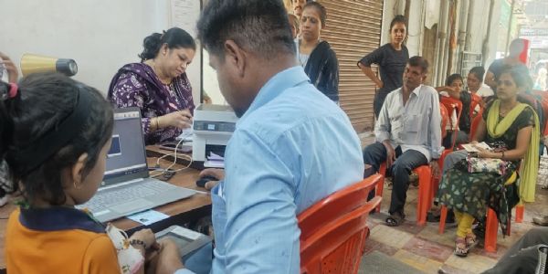 भाजपा नगरसेविका रसिका कृष्णा पाटील यांच्या जनसंपर्क कार्यालयात आधार कार्ड शिबिर