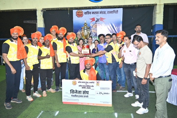 शिवभक्त मराठा संघाला बक्षीस देताना नगराध्यक्ष शिल्पा सुर्वे, नगरसेविका पूजा पवार.