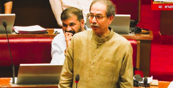 उद्धव ठाकरे विधान परिषदेत बोलताना