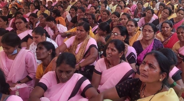 **रायगडमध्ये अंगणवाडी यंत्रणेत मोठी तूट; ८१ सेविका, ४२ पर्यवेक्षिका, १० प्रकल्प अधिकारी पदे रिक्त**  **अलिबाग : प्रतिनिधी** रायगड जिल्ह्यातील अंगणवाडी सेविका, पर्यवेक्षिका व प्रकल्प अधिकारी पदांमध्ये मोठ्या प्रमाणात रिक्तता असल्याचे चित्र समोर आले आहे. फेब्रुवारी २०२६ अखेरच्या आकडेवारीनुसार जिल्ह्यात ८१ अंगणवाडी सेविका, ४२ पर्यवेक्षिका आणि १० प्रकल्प अधिकारी पदे रिक्त असून याचा परिणाम बालविकास व पोषण योजनांच्या अंमलबजावणीवर होण्याची शक्यता व्यक्त होत आहे.  माहितीनुसार, बाल विकास प्रकल्प अधिकारी (CDPO) पदांची एकूण १६ पदे मंजूर असताना त्यापैकी केवळ ६ पदे भरलेली असून १० पदे रिक्त आहेत. पर्यवेक्षिका पदांमध्ये १०६ पैकी ६४ पदे भरलेली तर ४२ पदे रिक्त आहेत. यामुळे अंगणवाडी केंद्रांच्या देखरेख व मार्गदर्शनात अडचणी निर्माण होत असल्याचे दिसून येत आहे.  अंगणवाडी सेविका पदांमध्ये एकूण ३१६९ पदांपैकी ३०८० पदे भरलेली असली तरी ८१ पदे रिक्त आहेत. महाड, माणगाव, पोलादपूर, श्रीवर्धन आणि पेण तालुक्यांमध्ये रिक्त पदांचे प्रमाण अधिक असून काही ठिकाणी बालकांच्या पोषण आहार व पूर्व प्राथमिक शिक्षण सेवांवर परिणाम होण्याची भीती व्यक्त केली जात आहे. मात्र रोहा तालुक्यात सर्व पदे भरलेली असल्याचे समाधानकारक चित्र आहे.  अंगणवाडी केंद्रे ही बालकांच्या पोषण, आरोग्य तपासणी आणि शिक्षणासाठी महत्त्वाची कडी मानली जातात. मात्र, मनुष्यबळाच्या कमतरतेमुळे विद्यमान कर्मचाऱ्यांवर अतिरिक्त कामाचा ताण वाढत असून सेवांचा दर्जा खालावण्याची शक्यता आहे.  दरम्यान, जिल्ह्यातील नागरिक व स्थानिक प्रतिनिधींनी रिक्त पदे तातडीने भरण्याची मागणी केली आहे. अंगणवाडी सेविका महाराष्ट्र राज्य कर्मचारी संघटनेच्या जिल्हा प्रतिनिधी जिविता पाटील यांनी सांगितले की, अनेक सेविका १० ते २५ वर्षे अल्प मानधनावर सेवा देत असून अंतर्गत भरतीची प्रक्रिया गेली १५ वर्षे प्रलंबित आहे. ही भरती तातडीने राबविण्यात यावी, अशी मागणी त्यांनी केली.  एकंदरीत, रायगड जिल्ह्यातील अंगणवाडी व्यवस्थेत मनुष्यबळाची कमतरता प्रकर्षाने जाणवत असून प्रशासनाने तातडीने भरती प्रक्रिया राबवून ही पदे भरणे आवश्यक असल्याचे मत व्यक्त होत आहे.