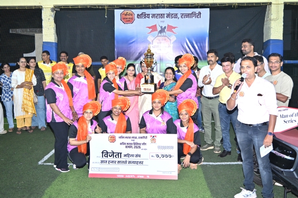 महिलांच्या विजेत्या तोरणा टायटन्स संघाला चषक देऊन सन्मानित करताना नगराध्यक्ष शिल्पा सुर्वे आणि पदाधिकारी.