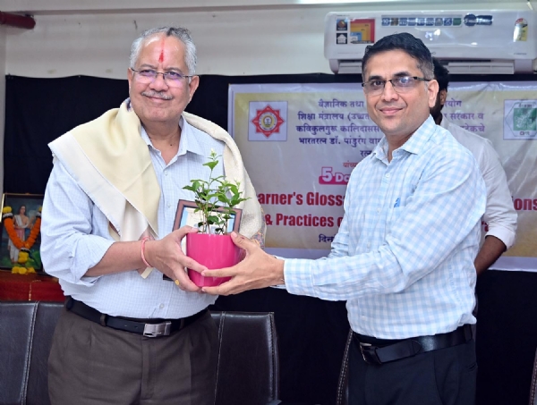 कुलगुरूंचे स्वागत करताना संचालक प्रा दिनकर मराठे