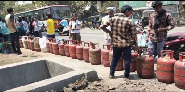 डोंबिवलीत गॅस सिलेंडरसाठी नागरिकांची गर्दी