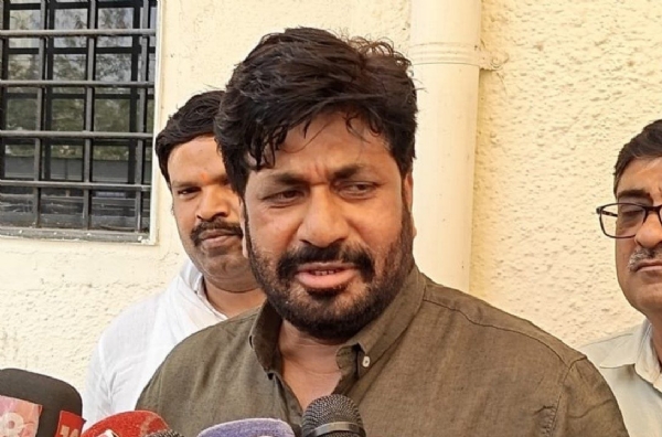 भोंदू अशोक खरात प्रकरणावर बच्चू कडूंचा निषेध; ‘भेट अपघाताने झाली, बदनामीचा प्रयत्न’