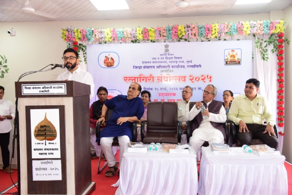 जिल्हा ग्रंथोत्सवाच्या उद्घाटन समारंभात बोलताना जिल्हाधिकारी मनुज जिंदल