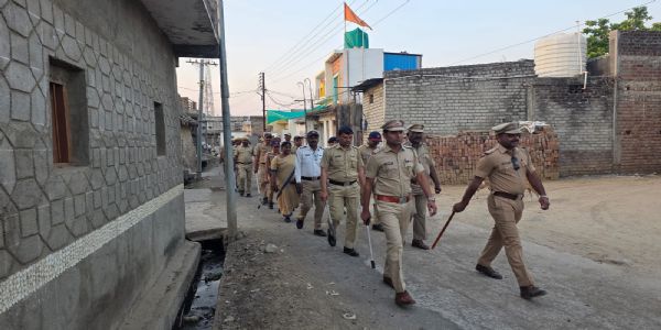 आगामी सणांच्या पार्श्वभूमीवर माना पोलिसांचा कुरुम येथे रूट मार्च