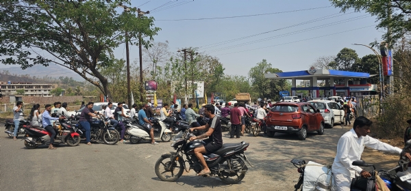 Crowd at petrol pumps in Karjat taluka due to rumours; Administration appeals to citizens