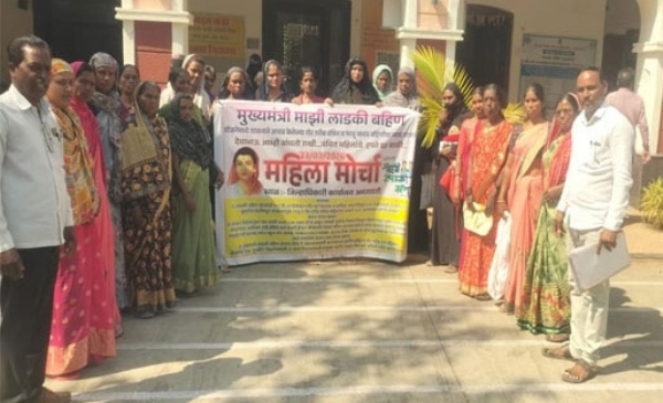 जिल्हाधिकारी कार्यालयावर ‘मुख्यमंत्री सावत्र बहीण महिला मोर्चा’