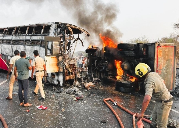 आंध्रप्रदेशात अपघातानंतर ट्रॅव्हल्सने पेट घेतला