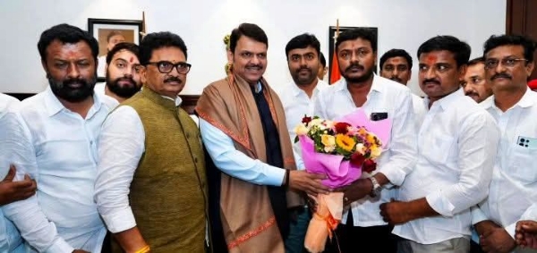 आमदार रत्नाकर गुट्टे यांनी घेतली मुख्यमंत्र्यांची भेट जि.प. निवडणुकीतील कामगिरीबद्दल मुख्यमंत्र्यांकडून अभिनंदन आमदार रत्नाकर गुट्टे यांनी घेतली मुख्यमंत्र्यांची भेट जि.प. निवडणुकीतील कामगिरीबद्दल मुख्यमंत्र्यांकडून अभिनंदन