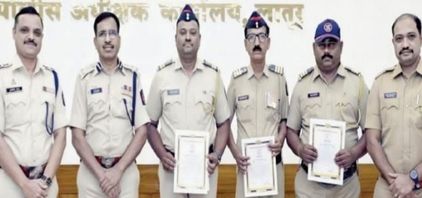 पोलीसांचा सन्मान पोलीसांचा सन्मान