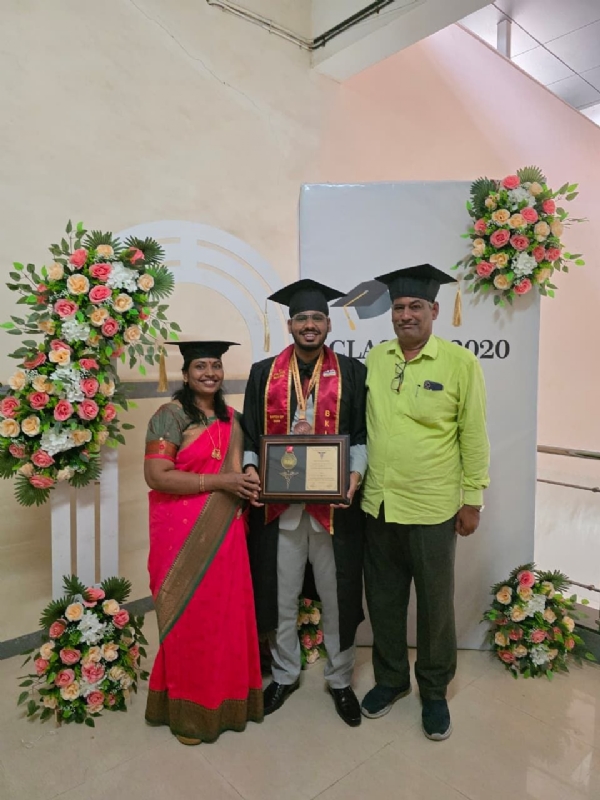 डॉ. प्रतीक रोकडे यांना एमबीबीएस पदवी प्रदान