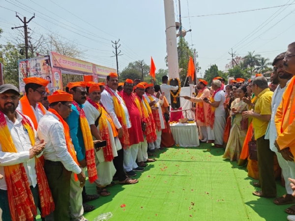 चंद्रपूर : चैत्र नवरात्र यात्रे निमित्त महाकाली मंदिर परिसरात ५१ फूट ध्वजाचे ध्वजारोहण