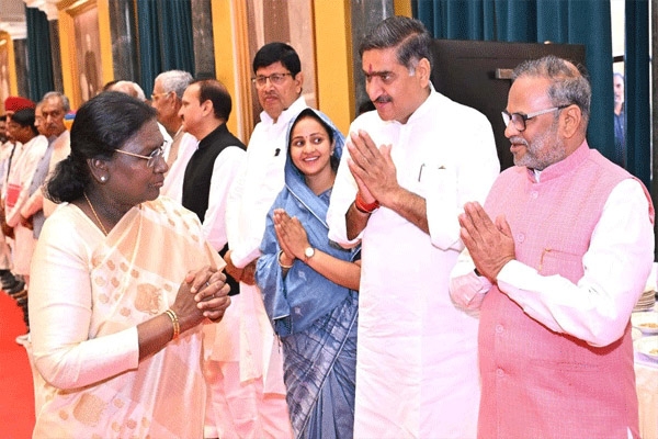 राष्ट्रपती द्रौपदी यांच्याशी खा. बोंडे यांची चर्चा विदर्भातल्या वैभवाची व कृषीची दिली माहिती