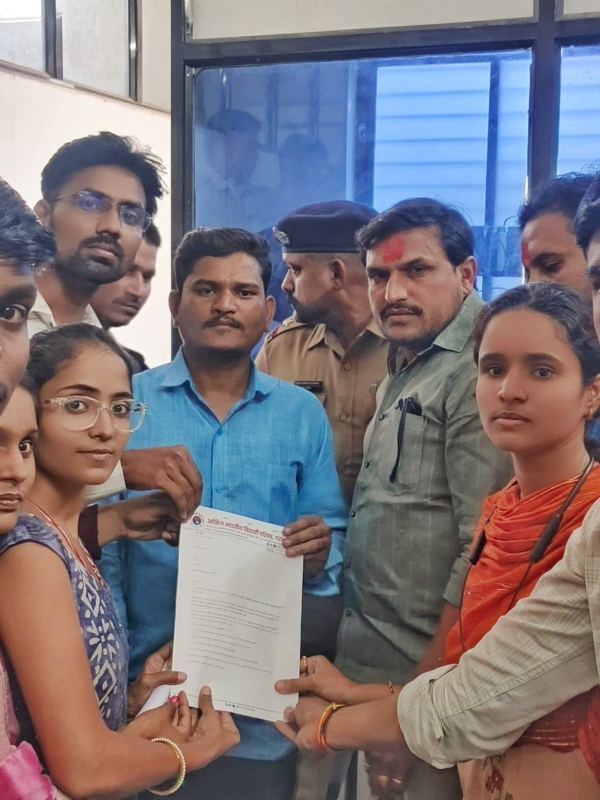 परभणीतील एमजीएम अकॅडमीत बी.एड. सीईटी परीक्षेत तांत्रिक बिघाड; परीक्षा पुढे ढकलली : अभाविपच्या लढ्याला यश परभणीतील एमजीएम अकॅडमीत बी.एड. सीईटी परीक्षेत तांत्रिक बिघाड; परीक्षा पुढे ढकलली : अभाविपच्या लढ्याला यश