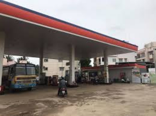 शहरातले अनेक पेट्रोलपंप ड्राय अफवांचे पेव मात्र पुरवठा सुरळीत शहरातले अनेक पेट्रोलपंप ड्राय अफवांचे पेव मात्र पुरवठा सुरळीत