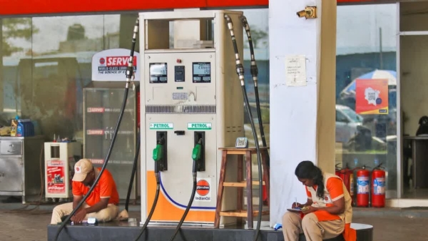 केंद्र सरकारकडून पेट्रोल- डिझेलवरील उत्पादन शुल्क प्रति लिटर 10 रुपयांची कपात केंद्र सरकारकडून पेट्रोल- डिझेलवरील उत्पादन शुल्क प्रति लिटर 10 रुपयांची कपात