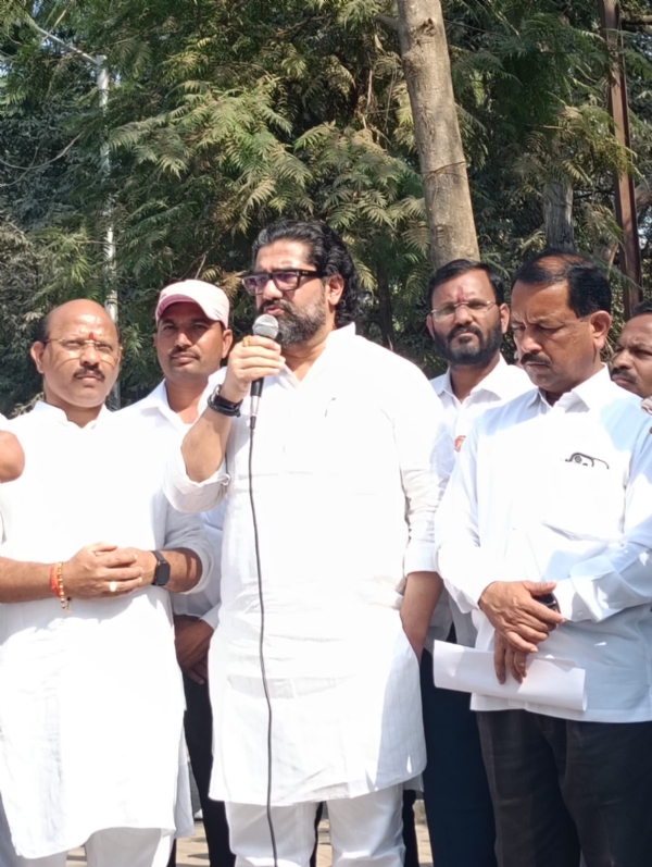 Farmers obstruct Construction