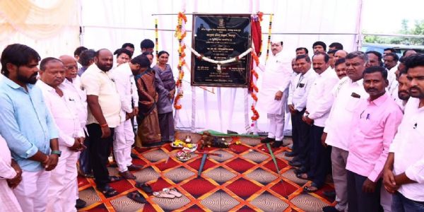 लातूर - रेणापूरमध्ये ३.३८ कोटींच्या क्रीडा संकुलाचे भूमिपूजन