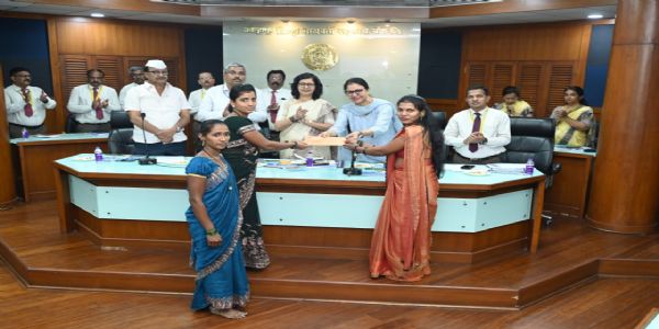 नाबार्डच्या चीफ जनरल मॅनेजर रश्मी दरद यांची केडीसीसी बँकेला भेट