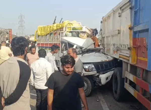 Pickup trailer accident in Kaushambi