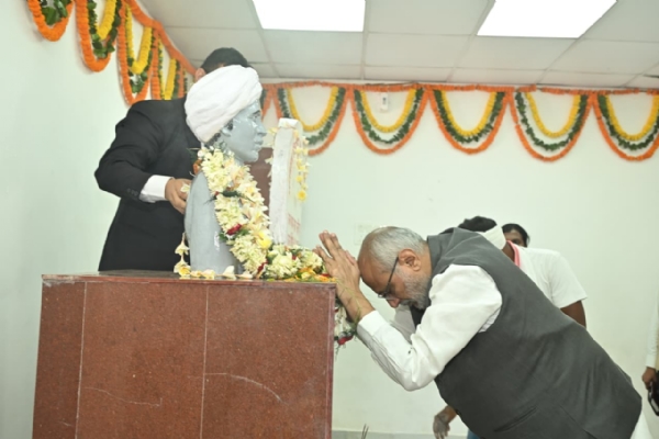 JH VP PAID TRIBUTE BIRSA MUNDA ULIHATU MET DESCEND