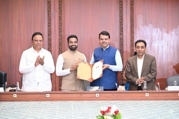 मुख्यमंत्री यांच्या हस्ते जिल्हाधिकारी रोहन घुगे यांचा गौरव