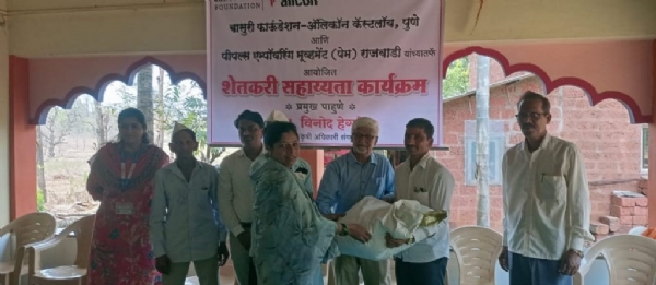 शेतकऱ्यांना तांदूळ वाटप शेतकऱ्यांना तांदूळ वाटप