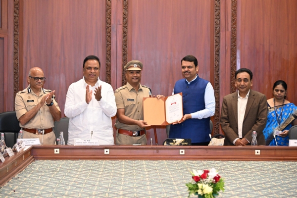 रत्नागिरी जिल्हा पोलीस अधीक्षक नितीन बगाटे यांचा मुख्यमंत्र्यांनी गौरव केला. रत्नागिरी जिल्हा पोलीस अधीक्षक नितीन बगाटे यांचा मुख्यमंत्र्यांनी गौरव केला.