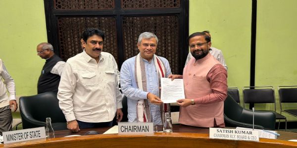 स्वयंचलित दरवाजा बंद होणारी प्रणाली गाड्यांमध्ये अनिवार्य करण्याची केंद्रीय रेल्वे मंत्र्यांकडे मागणी