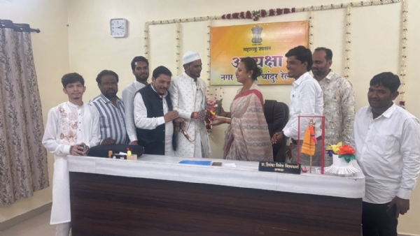 नगराध्यक्ष आल्याशिवाय नाही लग्न!” – नवरदेवाचा हट्ट, नगर परिषदेतच रंगली ‘बारात’ नगराध्यक्ष आल्याशिवाय नाही लग्न!” – नवरदेवाचा हट्ट, नगर परिषदेतच रंगली ‘बारात’